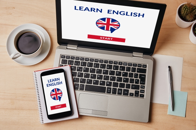 laptop z napisem learn english